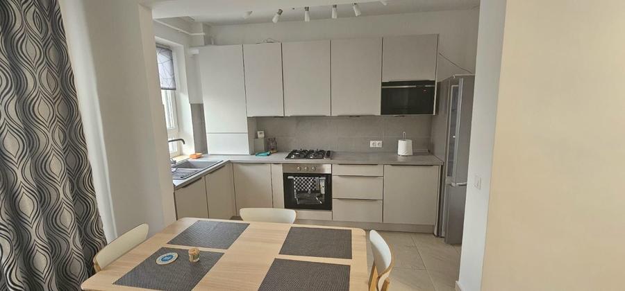 Apartament cu 3 camere decomandat în Central