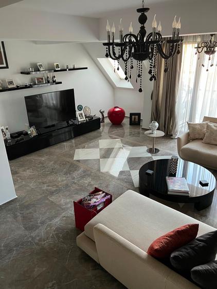 Apartament cu 5 camere decomandat în Kiseleff