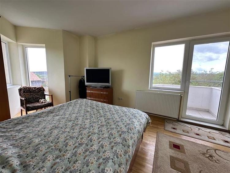 Casă cu 6 camere cu Teren 2100 Mp în Tureni