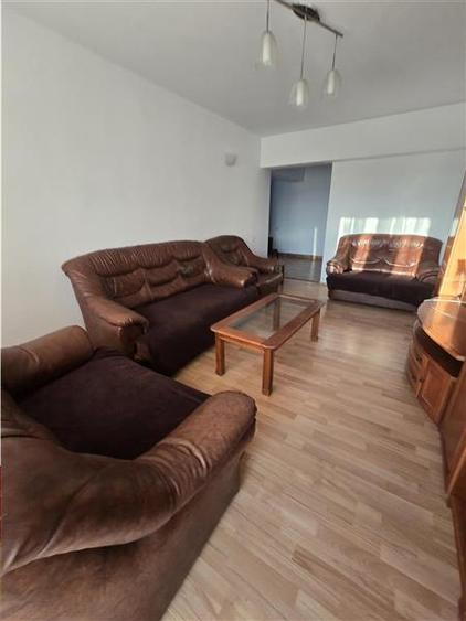 Apartament cu 4 camere decomandat, mobilat în Berceni