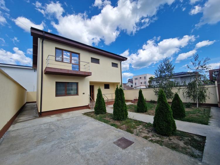 Casă individuală cu 5 camere cu Canalizare în Central