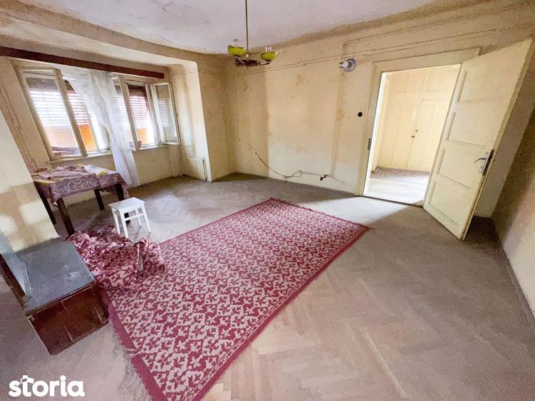 Casă cu 5 camere cu Teren 990 Mp în Central