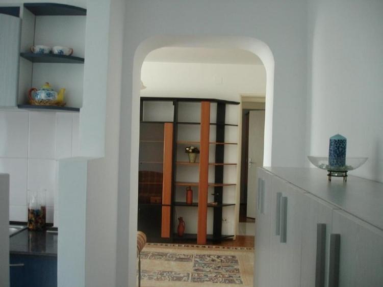 Apartament cu 3 camere semidecomandat, mobilat în Crângași