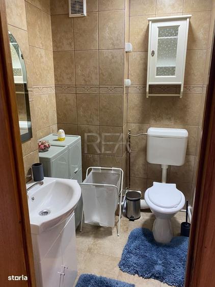 Apartament cu 4 camere semidecomandat în Văcăresti