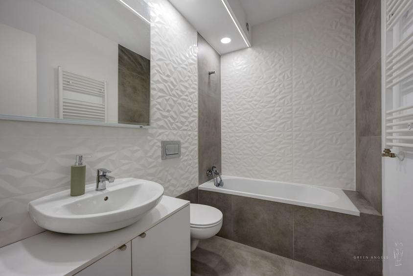 Apartament cu 3 camere semidecomandat, mobilat în Pipera