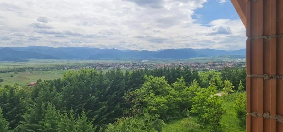 Apartament cu 4 camere semidecomandat în Cristian