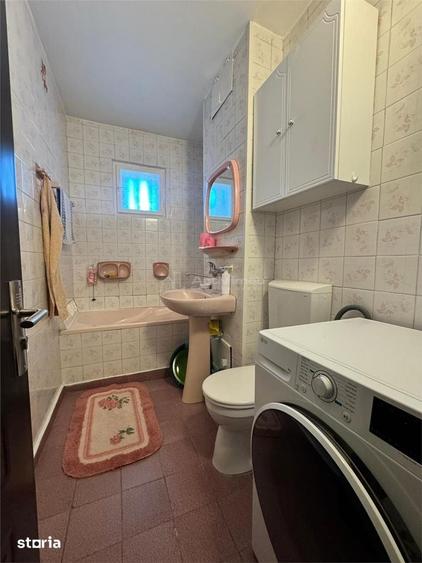 Apartament cu 3 camere semidecomandat în Gojdu