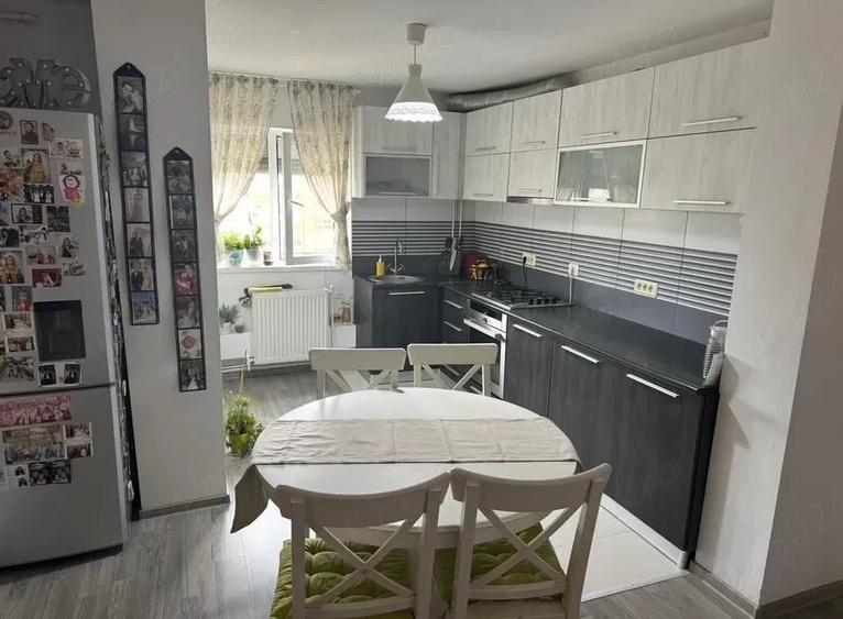 Apartament cu 3 camere decomandat în Aradului