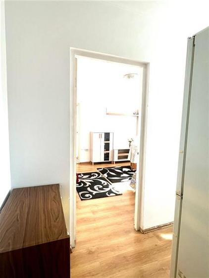 Apartament cu 3 camere semidecomandat, mobilat în Florilor