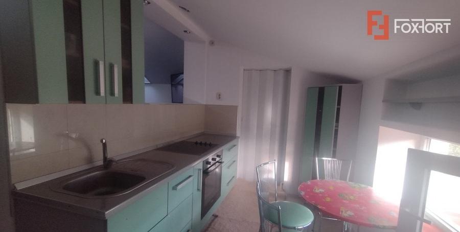 Casă individuală cu 7 camere cu Canalizare în Lipovei
