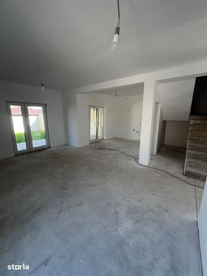 Casă cu 4 camere cu Teren 300 Mp în Vladimirescu