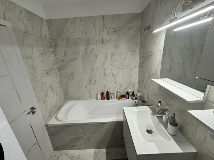 Apartament cu 2 camere semidecomandat în Roșu