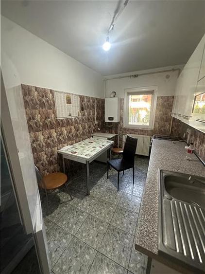 Apartament cu 3 camere decomandat, mobilat în Lipovei
