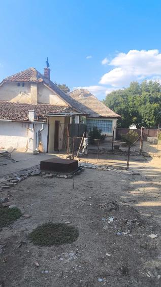 Casă cu 3 camere cu Teren 1870 Mp în Central