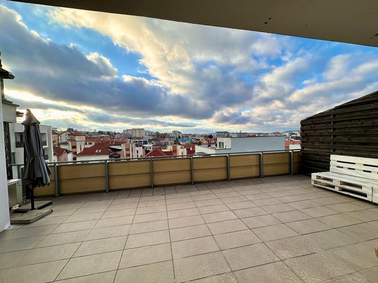 Apartament cu 3 camere semidecomandat în Bună Ziua