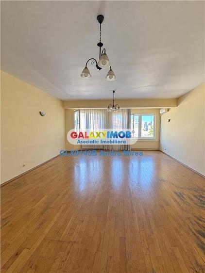 Apartament cu 5 camere decomandat în Decebal