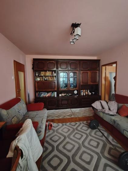 Apartament cu 3 camere semidecomandat, mobilat în Săsar