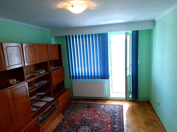 Apartament cu 2 camere semidecomandat în Craiovei