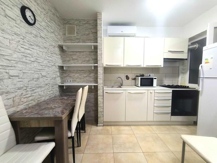 Apartament cu 3 camere semidecomandat, mobilat în Central