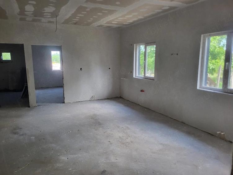 Casă cu 3 camere cu Teren 250 Mp în Lumina