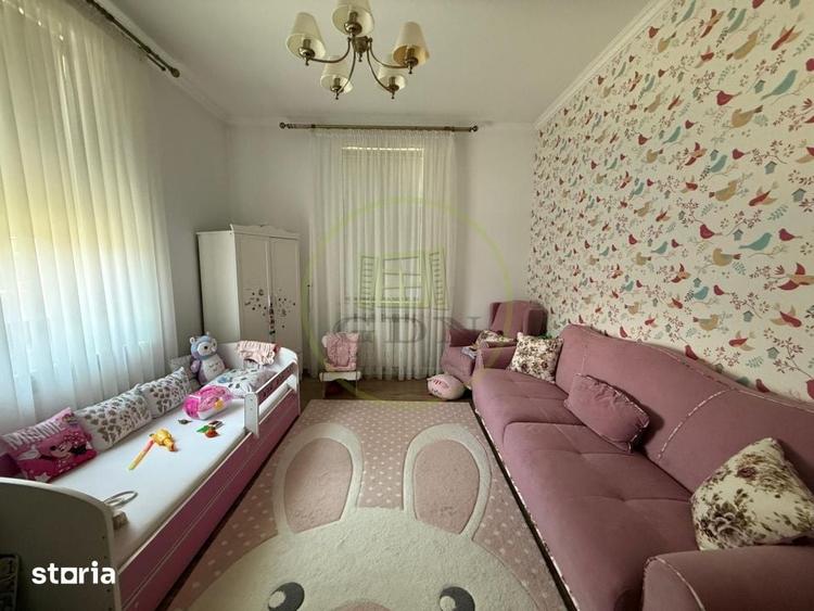 Casă cu 10 camere cu Teren 458 Mp în Central