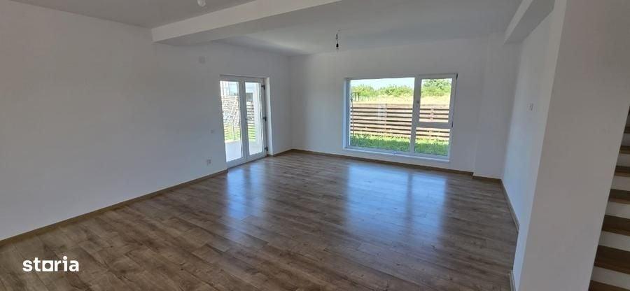 Casă cu 4 camere în Ostratu