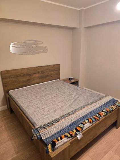 Apartament cu 4 camere semidecomandat în P-ța Victoriei