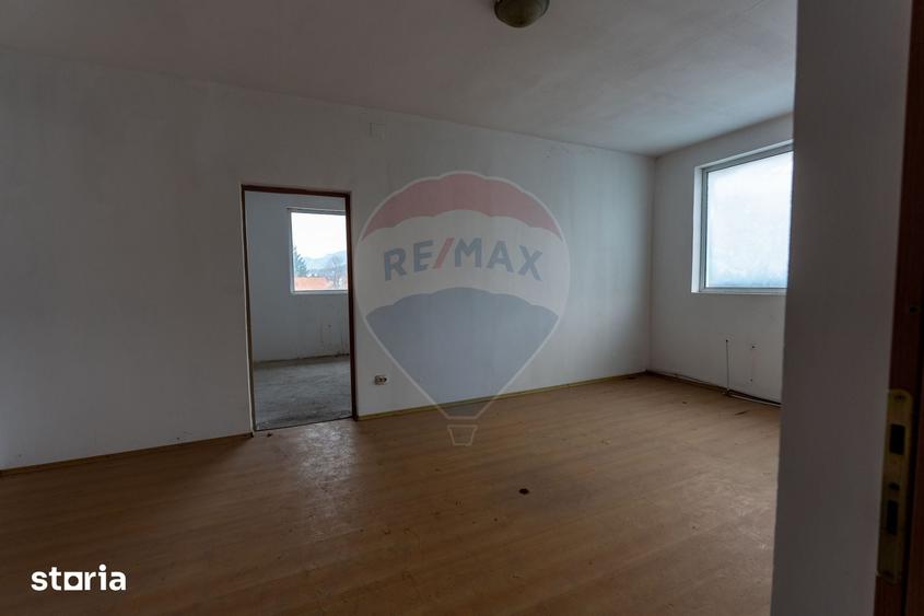 Spațiu comercial, de 3,700 mp, în Petros