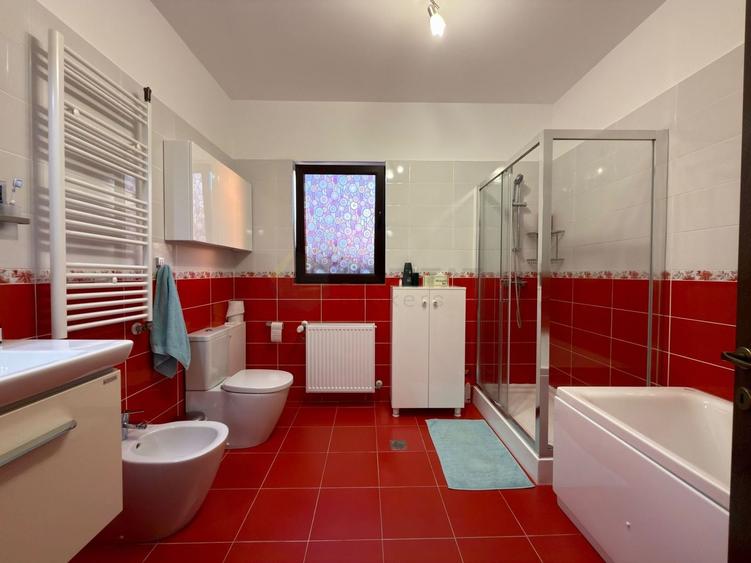 Casă individuală cu 3 camere cu Canalizare în Ostratu