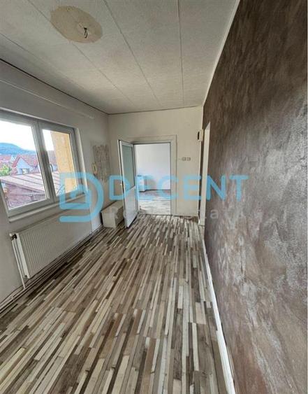 Apartament cu 3 camere semidecomandat în Griviței