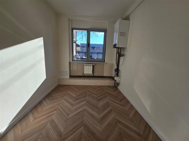 Apartament cu 4 camere decomandat în Podu Roș