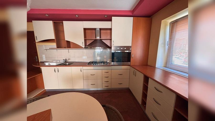 Apartament cu 3 camere semidecomandat, mobilat în Plopilor