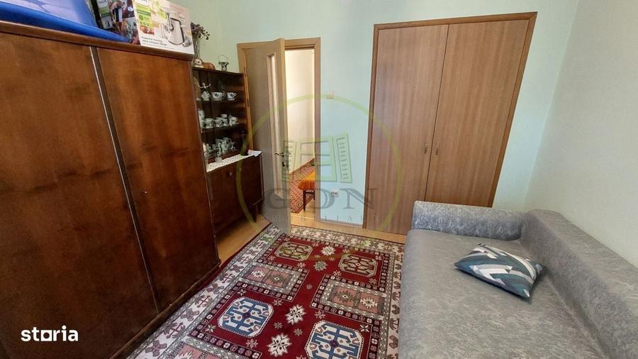 Apartament cu 3 camere semidecomandat în Rovine