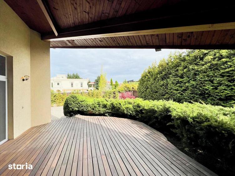 Casă cu 8 camere cu Teren 1000 Mp în Central
