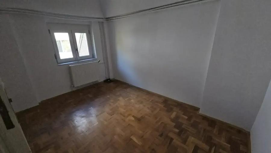 Casă individuală cu 10 camere cu Canalizare în Dorobanți