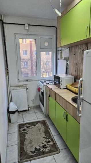 Apartament cu 3 camere semidecomandat în Km 4-5