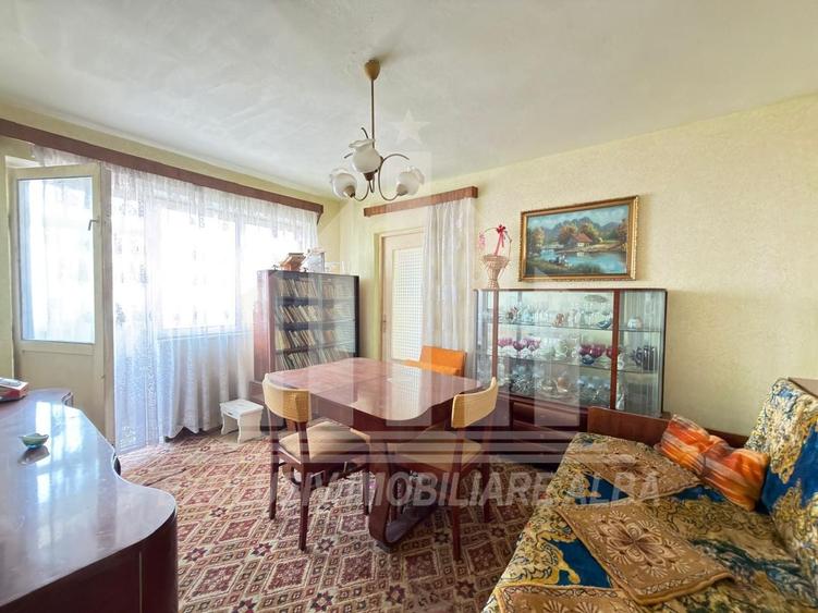 Apartament cu 4 camere semidecomandat în Cetate