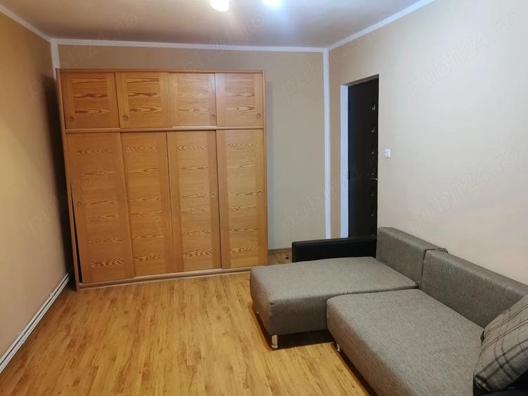 Apartament cu 3 camere decomandat în Vitrometan