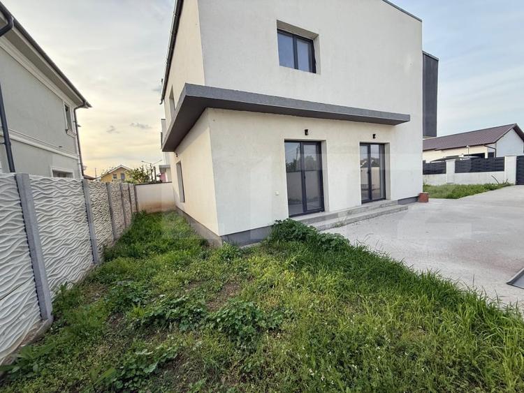 Casă individuală cu 5 camere cu Canalizare în Preajba