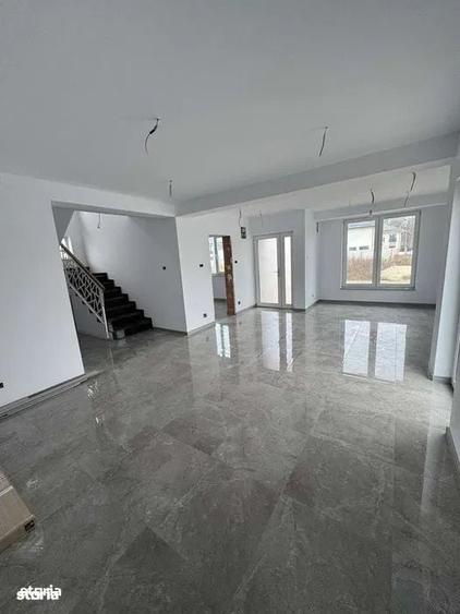 Casă cu 4 camere cu Teren 250 Mp în Central