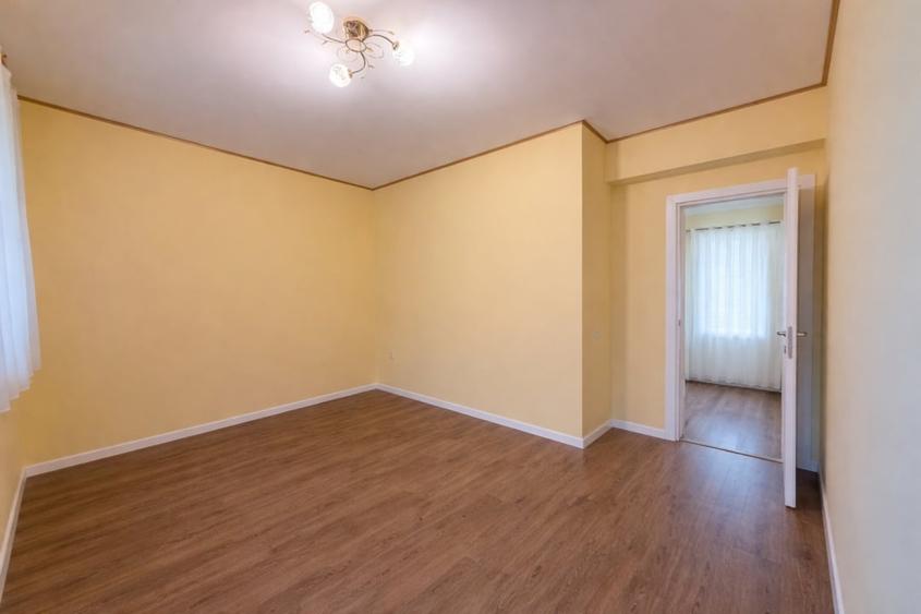 Apartament cu 3 camere semidecomandat în Iancului