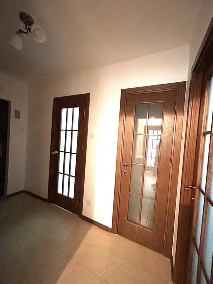 Apartament cu 3 camere decomandat în Drumul Taberei