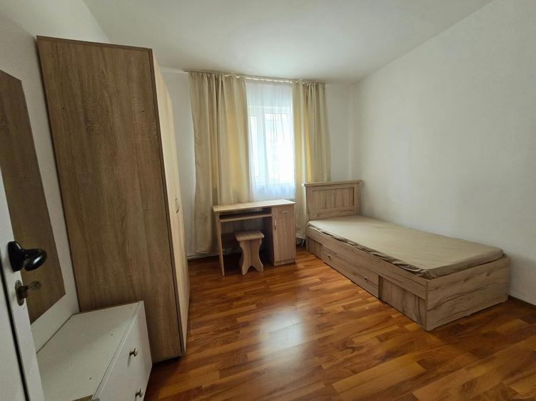 Apartament cu 3 camere semidecomandat, mobilat în Micro 4