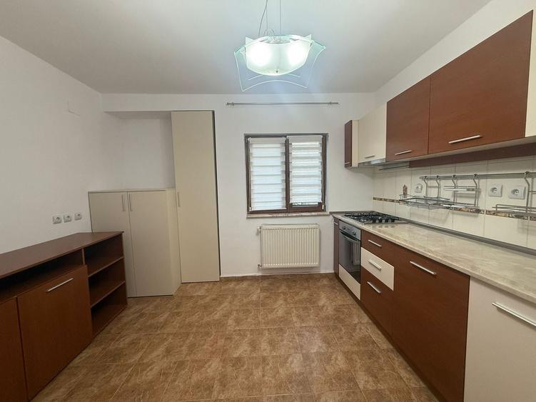 Casă cu 5 camere cu Canalizare în P-ta Presei Libere