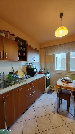 Apartament cu 3 camere semidecomandat în Central
