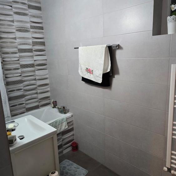 Apartament cu 3 camere decomandat, mobilat în Central