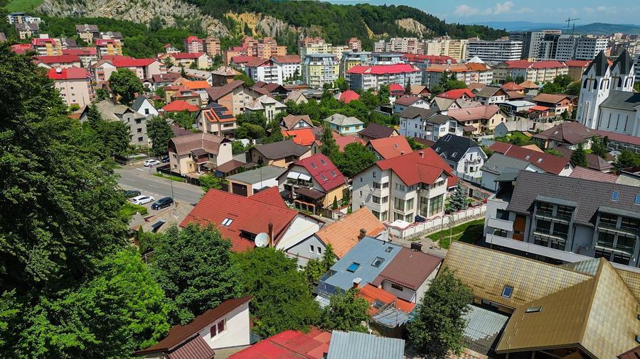 Casă individuală cu 5 camere cu Canalizare în Răcădău