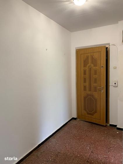 Apartament cu 3 camere semidecomandat în Berceni