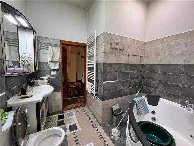 Casă individuală cu 6 camere cu Teren 511 Mp în Central