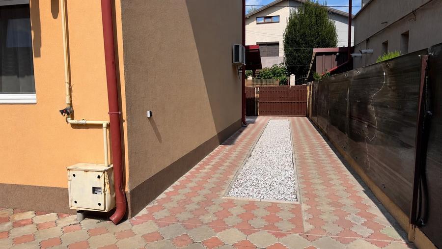 Duplex cu 4 camere cu Canalizare în Roșu